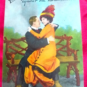 Cartolina inglese dei primi del 900 "Tutti in armi, contro la gonna Harem!! Coppia romantica, bei vestiti, carta da collezione