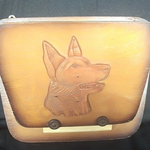 Wunderschöner Jugendstil-Zeitungskasten, verziert mit Deutschem Schäferhund, Briefkasten, Dekoration, 1930er Jahre, Zeitungshalter, Zeitschriftenhalter, Organizer.