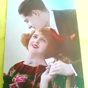 Biglietto raffigurante una coppia romantica della Belle Epoque che dichiara il proprio amore reciproco. Bellissima carta da collezione colorata con testo olandese sul retro