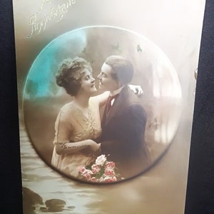 Carte française pour joyeux anniversaire." Heureux anniversaire". Les couples amoureux passent un moment romantique ensemble. Bouquet de fleurs