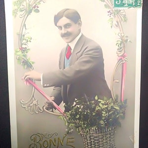 Carte postale française pour le Nouvel An, Bonne Année, Homme vêtu d'un costume du dimanche et entouré de fleurs dans un bel intérieur. Art déco, Art nouveau.