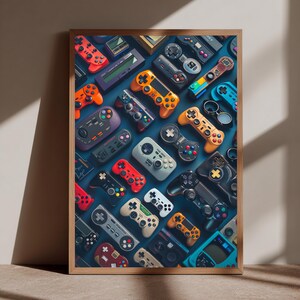 以下が含まれることがあります： カラフルなビデオゲームコントローラーのコレクションが特徴の額入りプリント。オレンジ、赤、青、黒など、さまざまな色のコントローラーが濃い青色の背景に配置されています。プリントは木製のフレームに入っています。