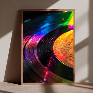 Könnte beinhalten: Gerahmter Druck mit einer Nahaufnahme einer Schallplatte. Die Oberfläche der Schallplatte reflektiert leuchtende Farben, darunter Blau, Grün und Orange, wodurch ein Regenbogeneffekt entsteht. Der Rahmen besteht aus hellem Holz.