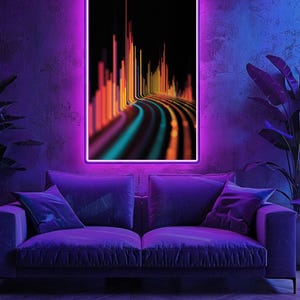 Puede incluir: Una obra de arte iluminada con neón con un fondo negro y líneas abstractas coloridas en tonos naranja, amarillo y azul. La obra está enmarcada en un borde púrpura brillante y cuelga sobre un sofá púrpura con cojines. La habitación está iluminada con luz púrpura y azul.
