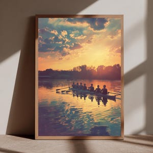 Pode incluir: Impressão emoldurada com uma equipe de remo em um lago ao pôr do sol. A imagem mostra uma equipe de remadores em um barco, em silhueta contra a água e um céu colorido com nuvens. A moldura é de madeira.