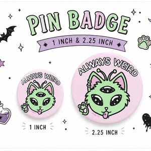 Può includere: Due spille rotonde con sfondo rosa chiaro raffiguranti un gatto alieno verde a tre occhi e il testo ALWAYS WEIRD. Le spille sono disponibili nelle dimensioni di 1 pollice e 2,25 pollici, presentate con icone decorative di un pipistrello e un cuore.