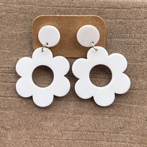 Groovy Retro Floral Earrings, lightweight Retro 60s 70s Oversized Flower Earrings ,Vintage-Inspired Daisy Dangle Earrings