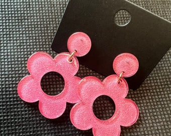 Boucles d'oreilles marguerite scintillantes roses, boucles d'oreilles florales, boucle d'oreille fleur groovy rétro des années 60 et 70, boucles d'oreilles Daisy d'inspiration vintage, fleur rose barbie