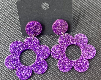 Boucles d’oreilles Glitter Groovy Purple Daisy, Boucles d’oreilles florales, boucle d’oreille Groovy Flower rétro des années 60 70, boucles d’oreilles Daisy Dangle d’inspiration vintage, Violet