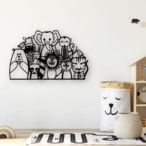 Könnte beinhalten: Schwarze und weiße Wandkunst mit einer Gruppe von Tieren, darunter ein Elefant, ein Bär, ein Löwe, ein Tiger, ein Affe und ein Waschbär. Die Tiere sind in einer Halbkreisform angeordnet und schauen alle den Betrachter an.