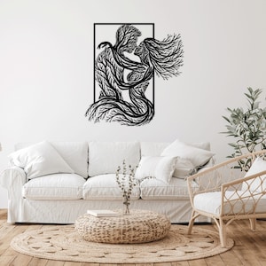 以下が含まれることがあります： 白い壁に黒い長方形の枠で囲まれた、2つの木のように絡み合った人物を描いた黒い金属製の壁飾り。枝と葉が彼らの体を形成している。