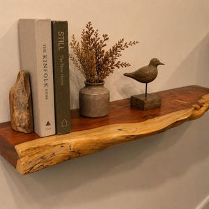 Estante flotante de borde natural, expositor de pared de cedro rojo, decoración artesanal de madera maciza.