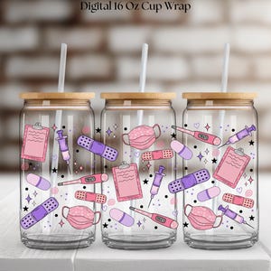 Puede incluir: Tres vasos de vidrio transparente con tapas de bambú y pajitas. Cada vaso está decorado con ilustraciones médicas rosas y moradas, incluyendo mascarillas, termómetros y jeringas. El texto "Digital 16 Oz Cup Wrap" está en la parte superior.