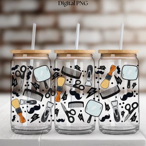 Puede incluir: Tres vasos de vidrio transparente con tapas y pajitas de bambú, decorados con ilustraciones de temática de barbería. Los diseños incluyen tijeras, peines, espejos, brochas de afeitar y bigotes. Los vasos están sobre una superficie blanca.