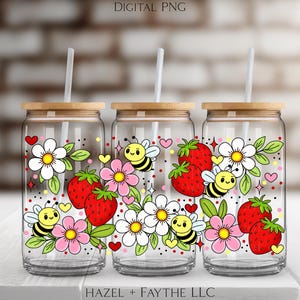 Puede incluir: Tres vasos de vidrio transparente con tapas y pajitas de bambú. Cada vaso está decorado con un diseño de fresas, flores, abejas y corazones. Los vasos están sobre una superficie blanca.