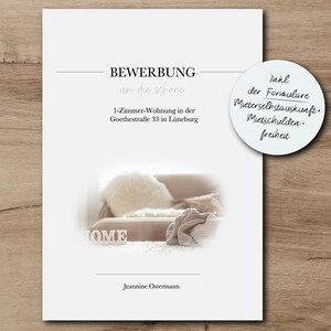 Puede incluir: Un documento blanco con el texto "BEWERBUNG" y "um die schone 1-Zimmer-Wohnung in der Goethestraße 33 in Lüneburg" en texto negro. El documento también incluye el texto "Inkl. der Formulare Mieterselbstauskunft+ Mietschulden-freiheit" en un círculo. El documento está sobre una superficie de madera.