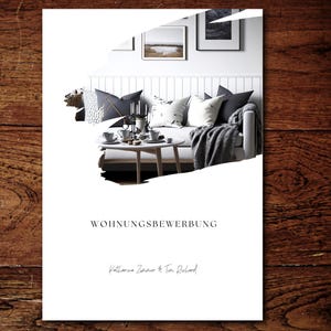 Puede incluir: Una sala de estar blanca y gris con un sofá, una mesa de café y velas. El texto "WOHNUNGSBEWERBUNG" está escrito en negro en la parte inferior de la imagen. El texto "Katharina Zenner & Tim Richard" está escrito en negro debajo del primer texto.