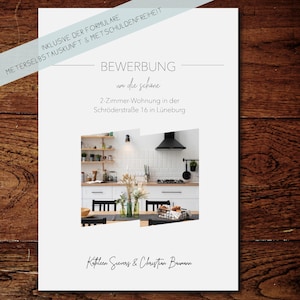 Könnte beinhalten: Ein weiß-schwarzes Bewerbungsformular für eine 2-Zimmer-Wohnung in Lüneburg, Deutschland. Das Formular enthält den Text "BEWERBUNG um die schöne 2-Zimmer-Wohnung in der Schröderstraße 16 in Lüneburg" und ein Foto einer Küche mit weißen Schränken und einer schwarzen Dunstabzugshaube.