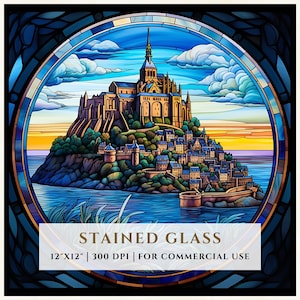 Pode incluir: Uma ilustração de vitral de Mont Saint-Michel, uma abadia histórica numa ilha na Normandia, França. A imagem está sobre um fundo de céu azul com nuvens brancas e um pôr do sol sobre a água. A imagem mede 30,5 cm por 30,5 cm e 300 DPI.  STAINED GLASS 12"X12" | 300 DPI | FOR COMMERCIAL USE