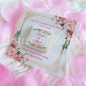 Pochette cadeau personnalisée en or rose, chocolats et carte de faveur pour mariage