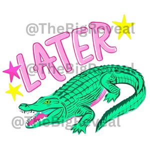 Può includere: Illustrazione a cartoni animati di un alligatore verde con la bocca aperta, la parola "LATER" in lettere rosa a bolle e stelle rosa e gialle. L'alligatore ha un aspetto strutturato e squamoso.