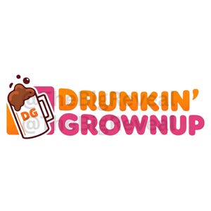 Op de afbeelding: Een logo met de woorden "Drunkin' Grownup" in oranje en roze, met een koffiemok-afbeelding. De mok heeft de letters "DG" erop en is gevuld met een bruine vloeistof, met bruine spetters erboven.