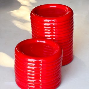 Handgemaakt keramisch bord - 16 cm - intens rood - collectie HAFNIA - minimalistisch en modern design.