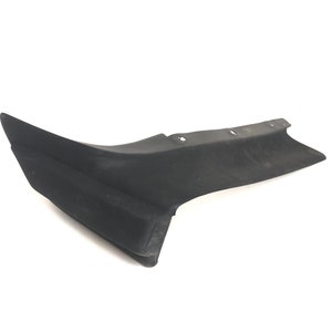 Puede incluir: Pieza de coche de plástico negro con forma curva y varios agujeros. La pieza está diseñada para encajar en el lateral de un coche.