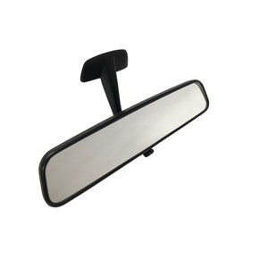 Puede incluir: Un espejo retrovisor negro de forma rectangular con una superficie plana y reflectante. El espejo está unido a una base de plástico negro con un brazo giratorio.