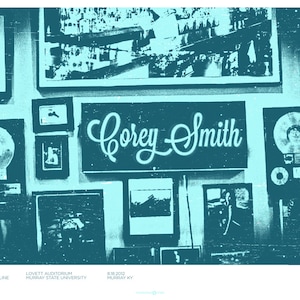 Puede incluir: Una foto en blanco y negro de un cartel de concierto para Corey Smith en el Lovett Auditorium de la Murray State University en Murray, Kentucky, el 18 de agosto de 2012. El cartel está rodeado de fotos enmarcadas y un tocadiscos.
