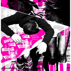 Op de afbeelding: Een concertposter met een zwart-wit afbeelding van twee mensen. De poster is roze en wit met de tekst "CSS and Sleigh Bells" en "05/02/11 CENTER STAGE ATLANTA GA".