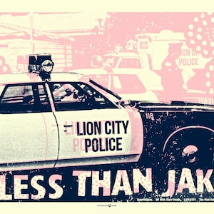 Puede incluir: Un cartel de concierto de estilo vintage para la banda Less Than Jake. El cartel presenta una imagen en blanco y negro de un coche de policía con las palabras "Lion City Police" en el lateral. El texto "Less Than Jake" está en letras grandes y negritas en la parte inferior del cartel.