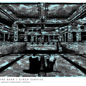 Könnte beinhalten: Schwarzweißes Konzertposter mit einer Grafik von zwei Figuren, die in einem Pool mit Wasser sitzen. Der Text auf dem Poster lautet "MINUS THE BEAR / CIRCA SURVIVE" und "WITH NOW NOW / MARCH 8 2013 MADISON THEATER COVINGTON KY".