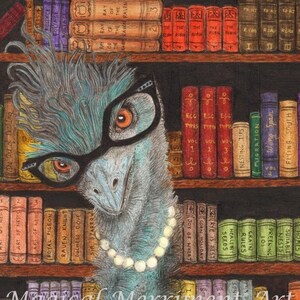Bibliothecaris Emu met haar kattenoogbril, klaar om je te helpen bij het vinden van een vogelboek, leuke notitiekaarten en prints