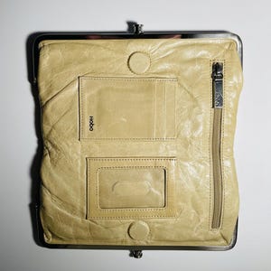 Cartera de mano HOBO International Lauren de piel auténtica con doble marco natural