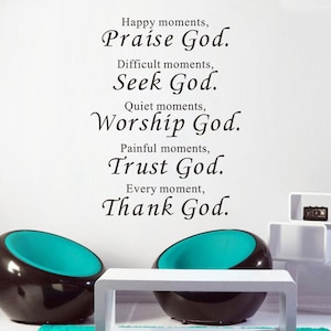 以下が含まれることがあります： 白い壁に黒い文字で「Happy moments, Praise God. Difficult moments, Seek God. Quiet moments, Worship God. Painful moments, Trust God. Every moment, Thank God.」と書かれている