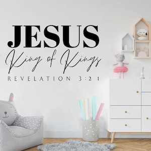 Puede incluir: Pegatina de pared en blanco y negro con el texto "JESUS King of Kings REVELATION 3:21".