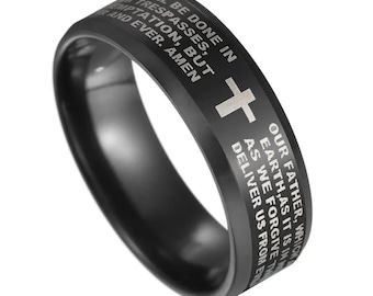 Peut inclure: Bague noire avec une croix argentée et la prière du Seigneur gravée autour de la bande.