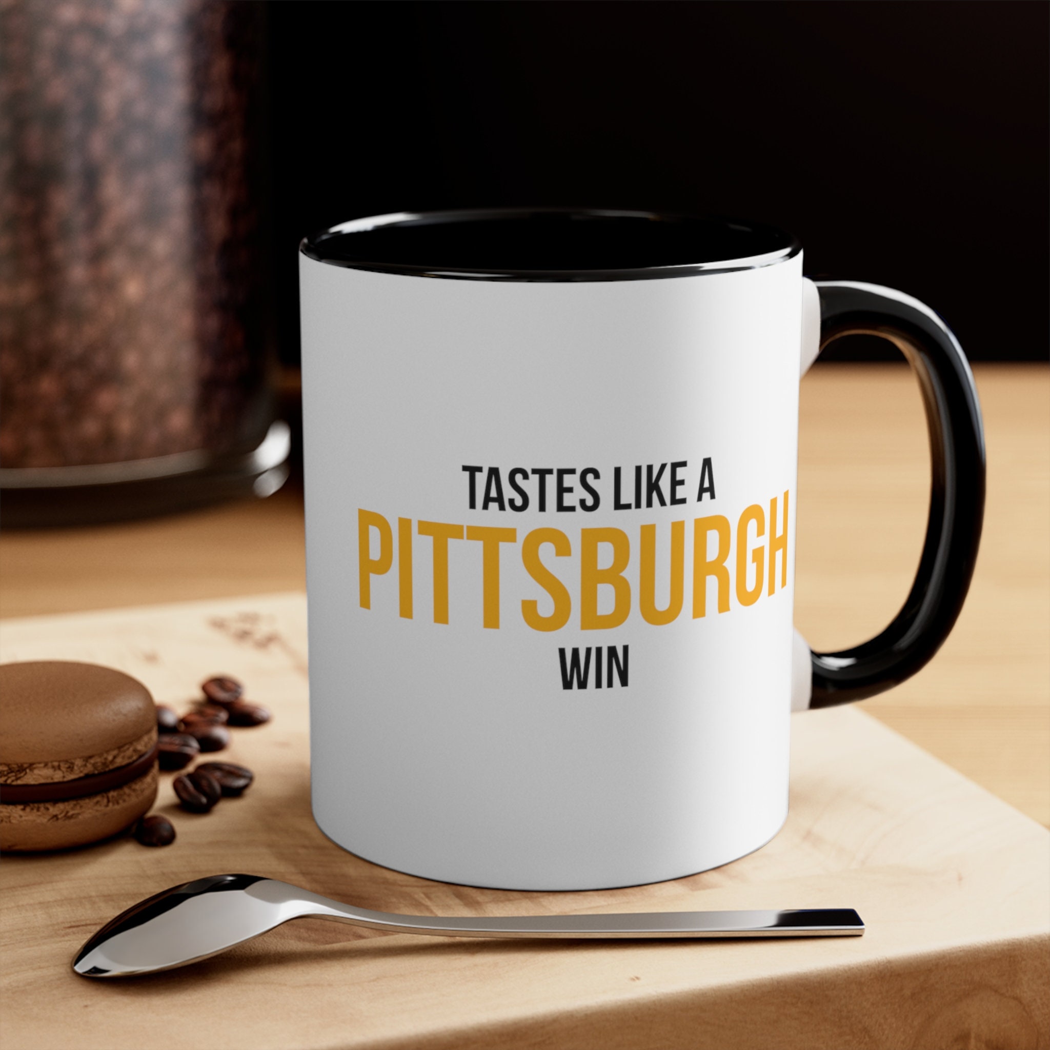 Smakuje jak zwycięstwo w Pittsburgh, zabawny kubek do kawy, kubek Pittsburgh, kubek sportowy, kubek fana Pittsburgh, prezent piłkarski, kubek Steelers, kubek piłkarski