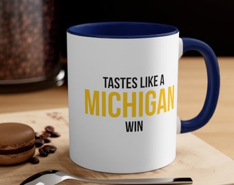Taza de Michigan, sabe a victoria de Michigan, regalos de fútbol, fanático de Michigan, regalos de Michigan, mercadería universitaria, taza del día del juego, taza universitaria, Michigan