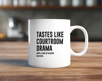 Rolig advokatmugg, rättssalsdrama, present till advokat, juristexamen, advokatmugg, juridikstudentpresent, juridik, advokatpresent, advokatmugg