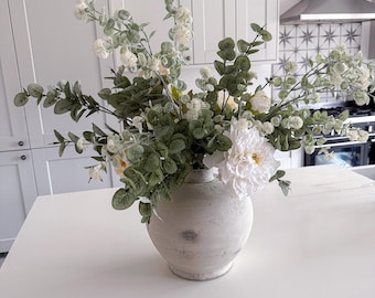 Arreglo de lujo con peonías artificiales y eucalipto: centro de mesa floral hecho a mano.