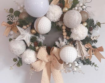 Corona navideña hecha a mano: pompones beige, dorados y blancos