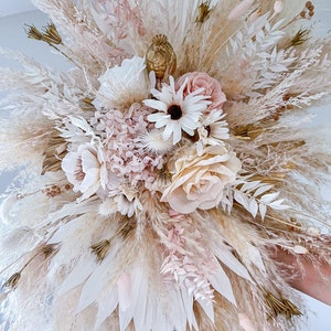 Decorazioni floreali color fard e oro, fiori con logo, decorazioni murali in stile pampa, nuvole in stile pampa, decorazioni per saloni in stile pampa, fiori per archi nuziali, decorazioni con fiori secchi