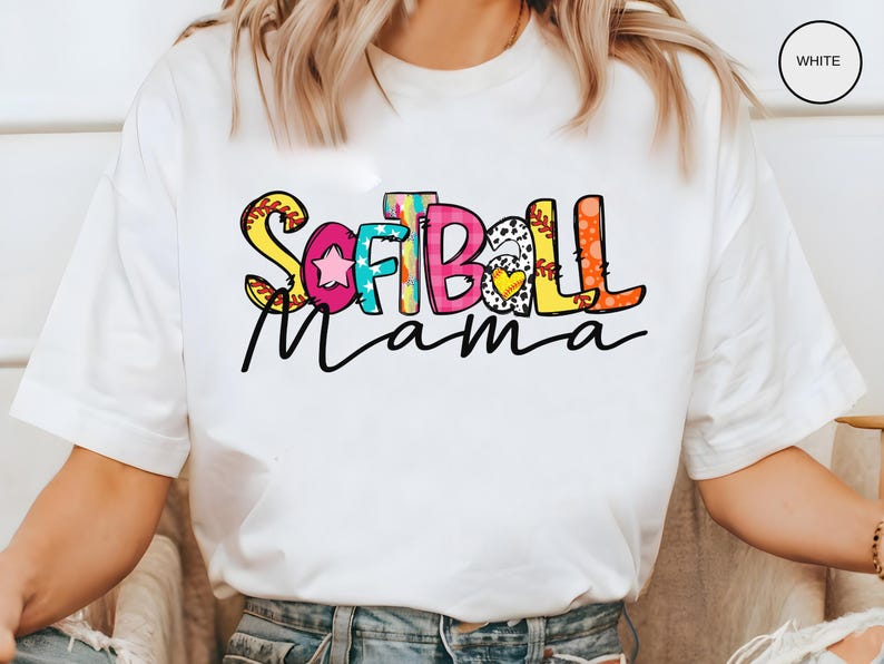 K&ouml;nnte beinhalten: Wei&szlig;es T-Shirt mit einer bunten Grafik, auf der "Softball Mama" steht.