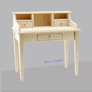 Op de afbeelding: Een houten poppenhuisbureau met een lade en twee planken. Het bureau is onbewerkt en heeft een natuurlijke houtkleur.