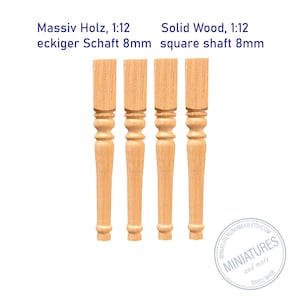 Puede incluir: Cuatro patas de mesa de casa de muñecas de madera sin terminar. Las patas son de color marrón claro, con un diseño torneado y un eje cuadrado. El texto en la parte superior dice "Solid Wood, 1:12 square shaft 8mm". Un logotipo en la esquina inferior derecha dice "Miniatures and more Swiss Made".