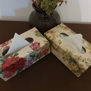Soporte de caja de pañuelos de madera de rosas, cubierta de servilleta de madera decoración del hogar, regalo de San Valentín para mamá, esposa abuela ella, caja de tejido florido decoración del hogar