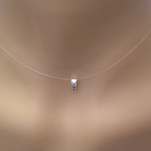 シンプルな無地の透明な目に見えないネックレス。小さな留め具が付いているので、自分のペンダントを取り付けて浮かんでいるような錯覚効果を演出できます。