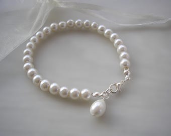 Dainty Pearl Bracelet with a teardrop dangle, Ivory White or Black with a Silver Gold or Rose Gold plated finish, Classic Wedding Bracelet